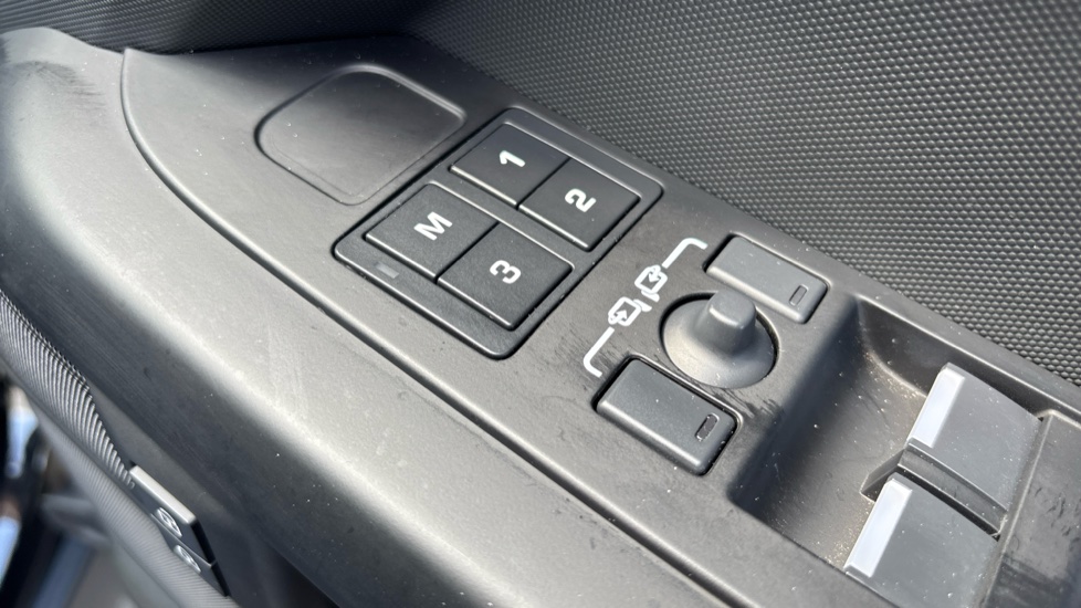 Land Rover Defender 3.0 D250 X-Dynamic HSE 110 5dr Auto Diesel Estate - Image 30