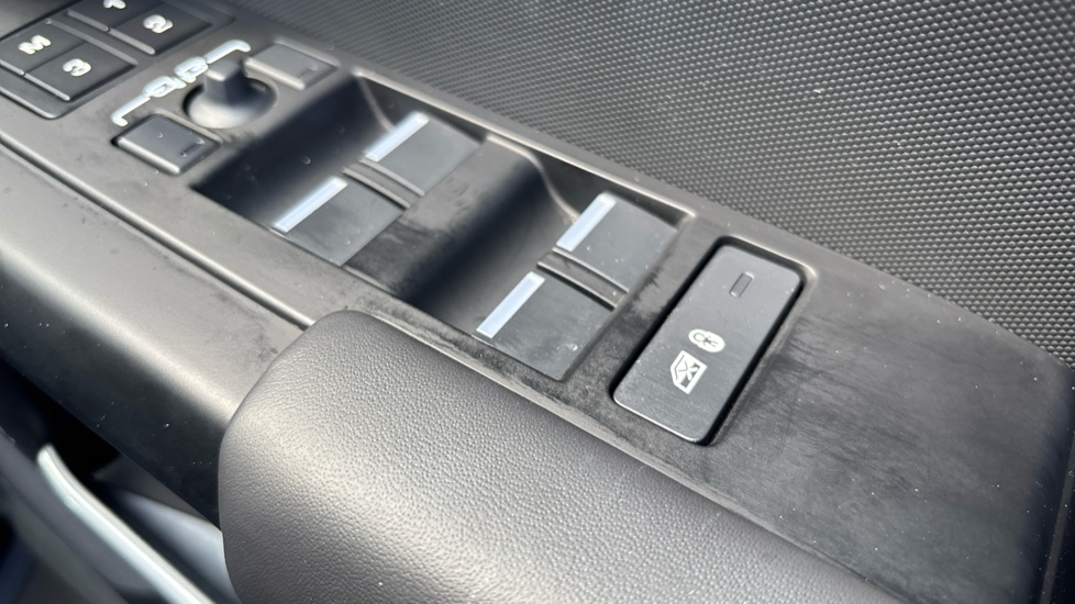 Land Rover Defender 3.0 D250 X-Dynamic HSE 110 5dr Auto Diesel Estate - Image 31