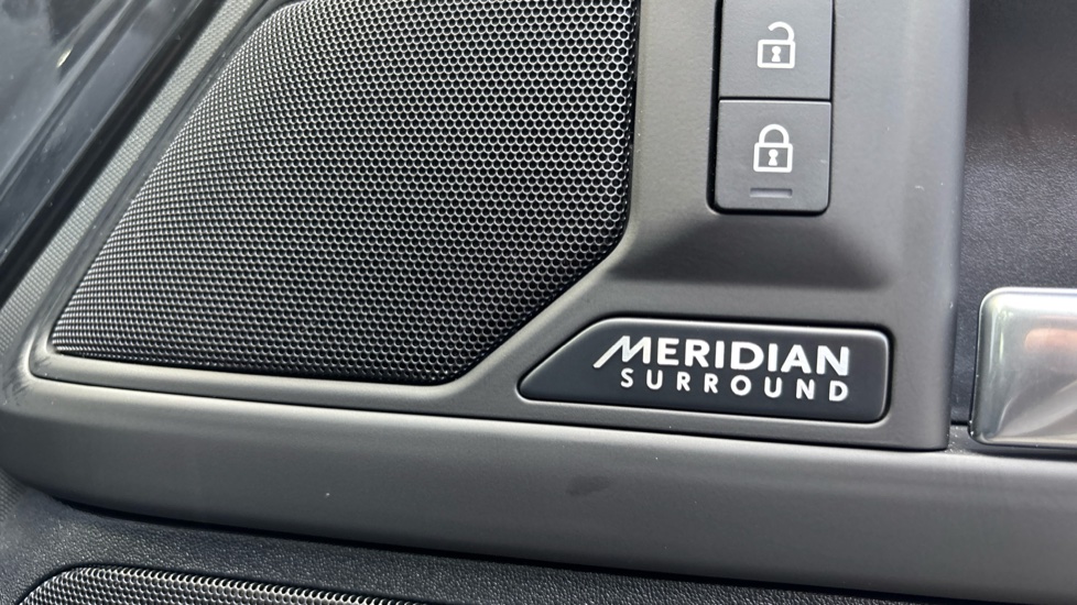 Land Rover Defender 3.0 D250 X-Dynamic HSE 110 5dr Auto Diesel Estate - Image 32