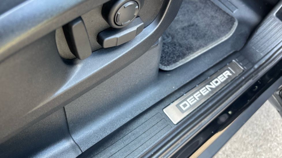 Land Rover Defender 3.0 D250 X-Dynamic HSE 110 5dr Auto Diesel Estate - Image 34
