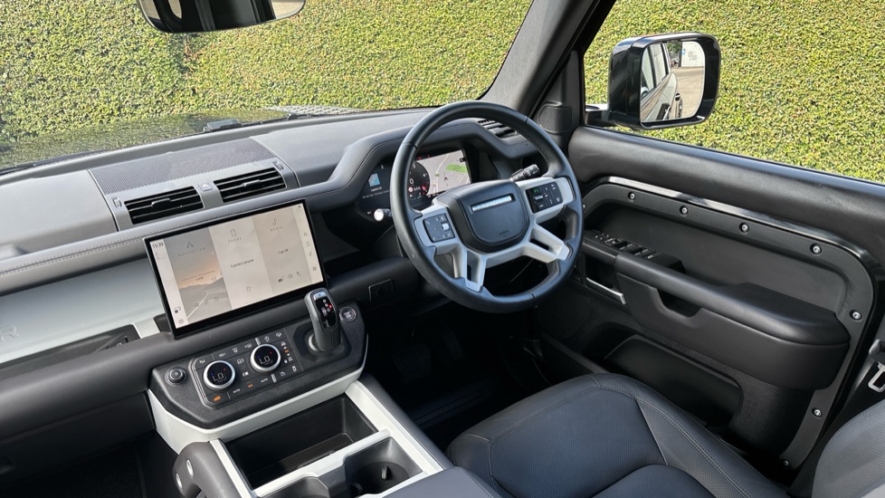 Land Rover Defender 3.0 D250 X-Dynamic HSE 110 5dr Auto Diesel Estate - Image 35