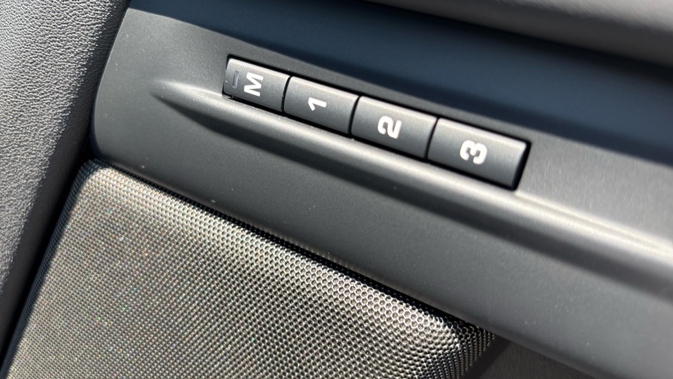 Land Rover Range Rover Evoque 2.0 D200 Autobiography 5dr Auto [Revised] Diesel Hatchback - Image 30