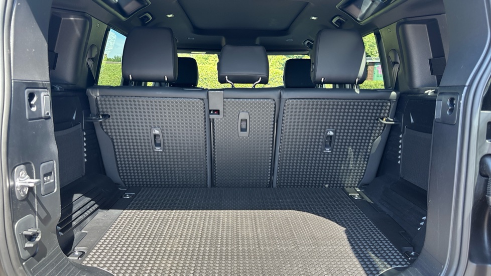 Land Rover Defender 3.0 D250 X-Dynamic SE 110 5dr Auto Diesel Estate - Image 10