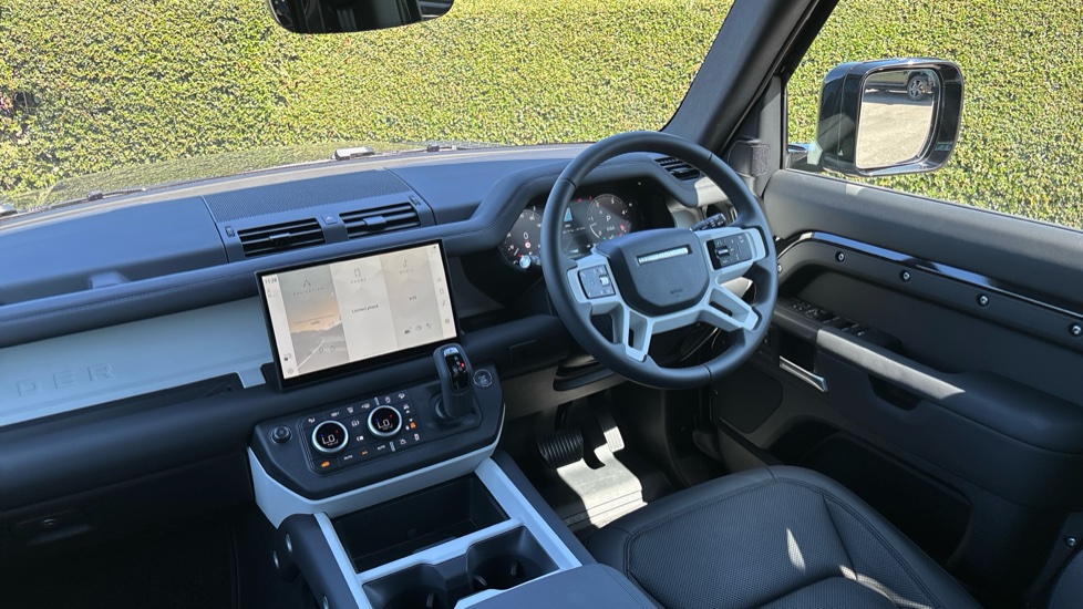Land Rover Defender 3.0 D250 X-Dynamic SE 110 5dr Auto Diesel Estate - Image 27