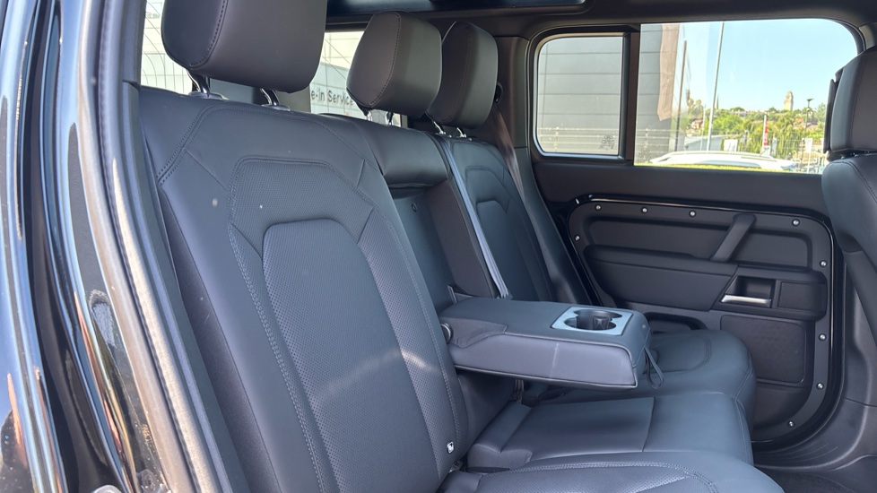 Land Rover Defender 3.0 D250 X-Dynamic SE 110 5dr Auto Diesel Estate - Image 31