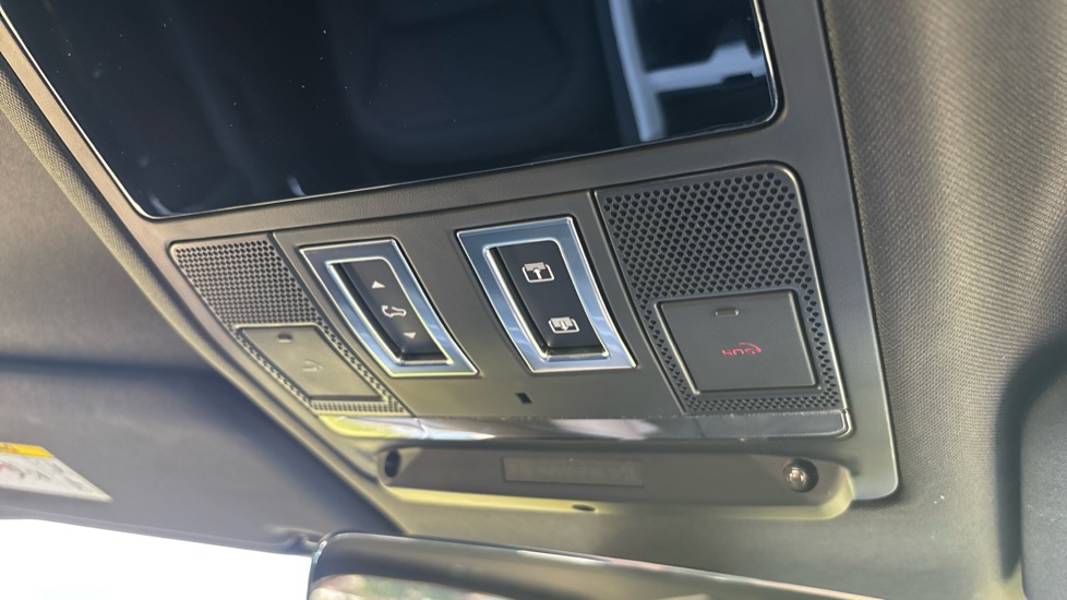 Land Rover Defender 3.0 D250 X-Dynamic SE 110 5dr Auto Diesel Estate - Image 32