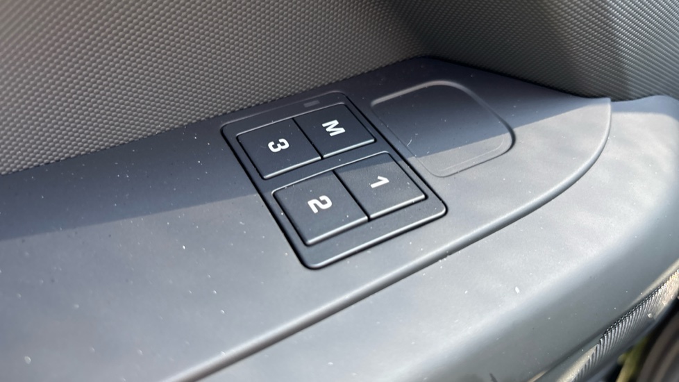 Land Rover Defender 3.0 D250 X-Dynamic SE 110 5dr Auto Diesel Estate - Image 42
