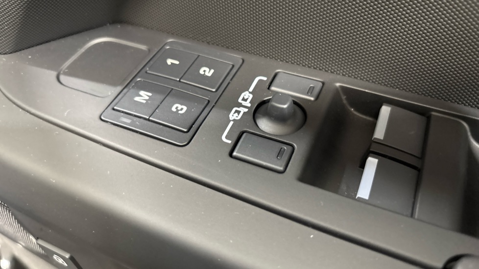 Land Rover Defender 3.0 D250 X-Dynamic SE 110 5dr Auto Diesel Estate - Image 45