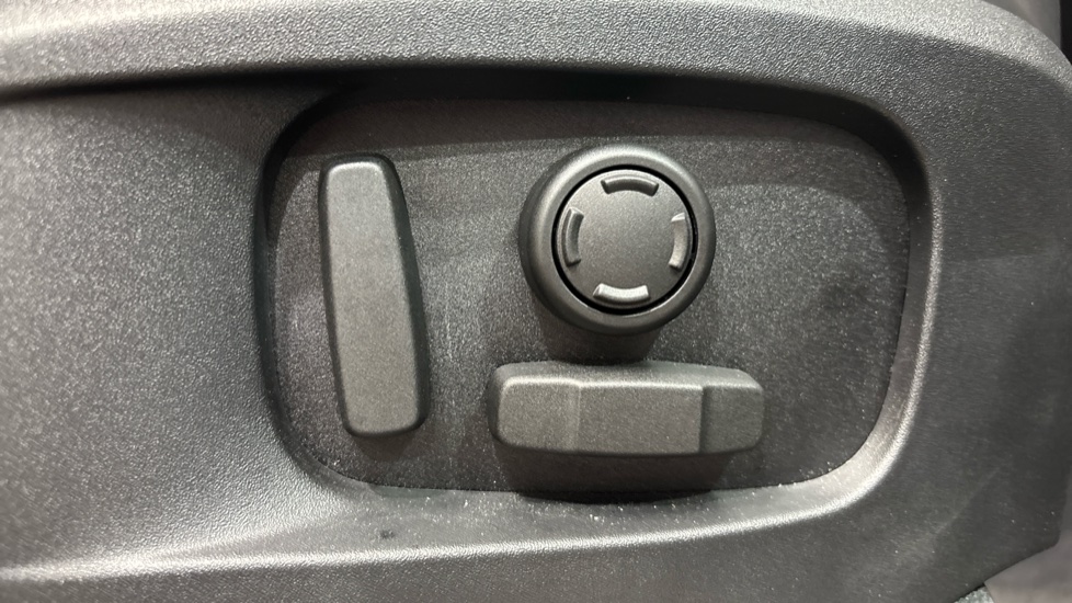Land Rover Defender 3.0 D250 X-Dynamic SE 110 5dr Auto Diesel Estate - Image 47