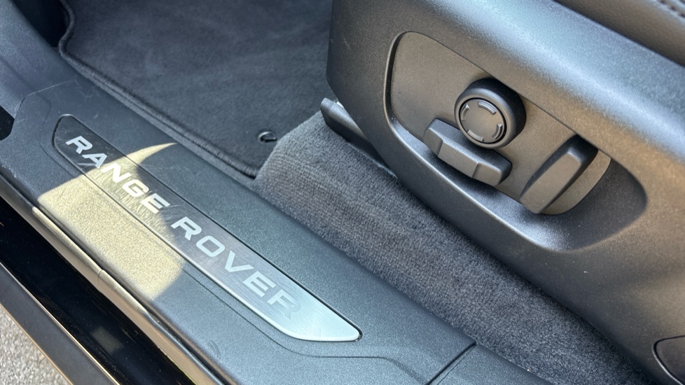 Land Rover Range Rover Velar 2.0 D200 MHEV Dynamic SE 5dr Auto Diesel Estate - Image 37
