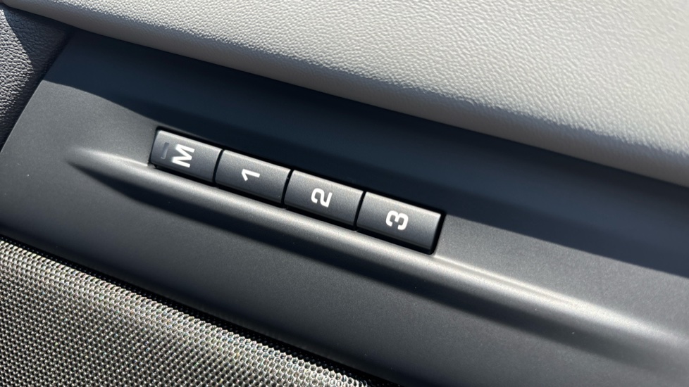 Land Rover Range Rover Evoque 2.0 D200 Autobiography 5dr Auto [Revised] Diesel Hatchback - Image 33