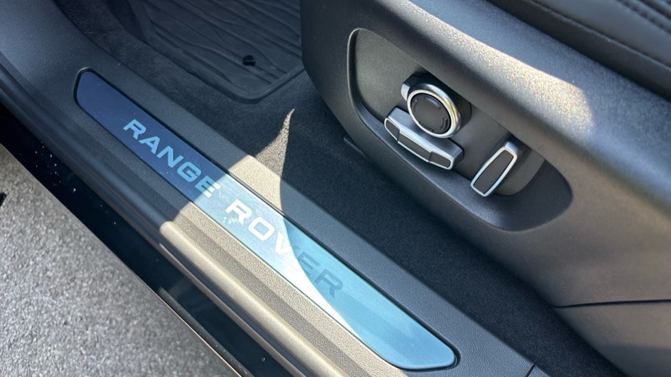 Land Rover Range Rover Evoque 2.0 D200 Autobiography 5dr Auto [Revised] Diesel Hatchback - Image 40