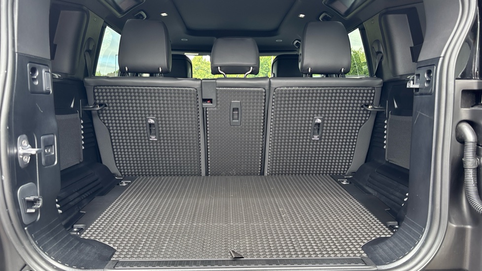 Land Rover Defender 3.0 D350 X-Dynamic HSE 110 5dr Auto Diesel Estate - Image 10