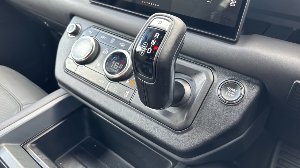 Land Rover Defender 3.0 D350 X-Dynamic HSE 110 5dr Auto Diesel Estate - Image 13