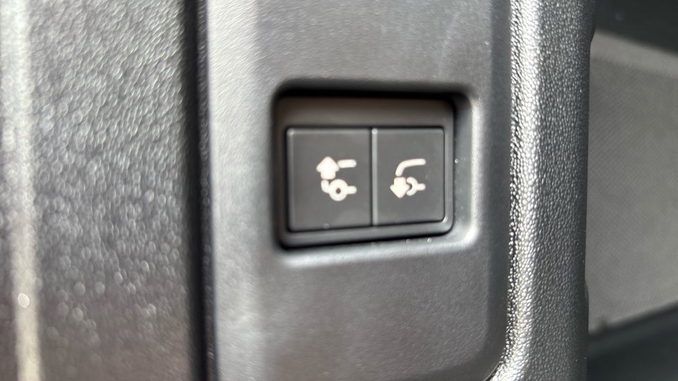 Land Rover Defender 3.0 D350 X-Dynamic HSE 110 5dr Auto Diesel Estate - Image 25