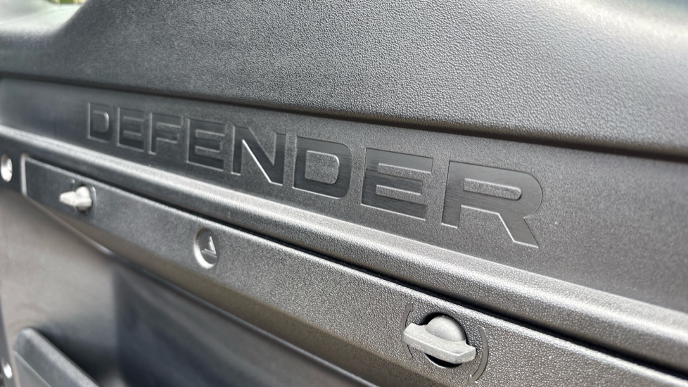 Land Rover Defender 3.0 D350 X-Dynamic HSE 110 5dr Auto Diesel Estate - Image 27