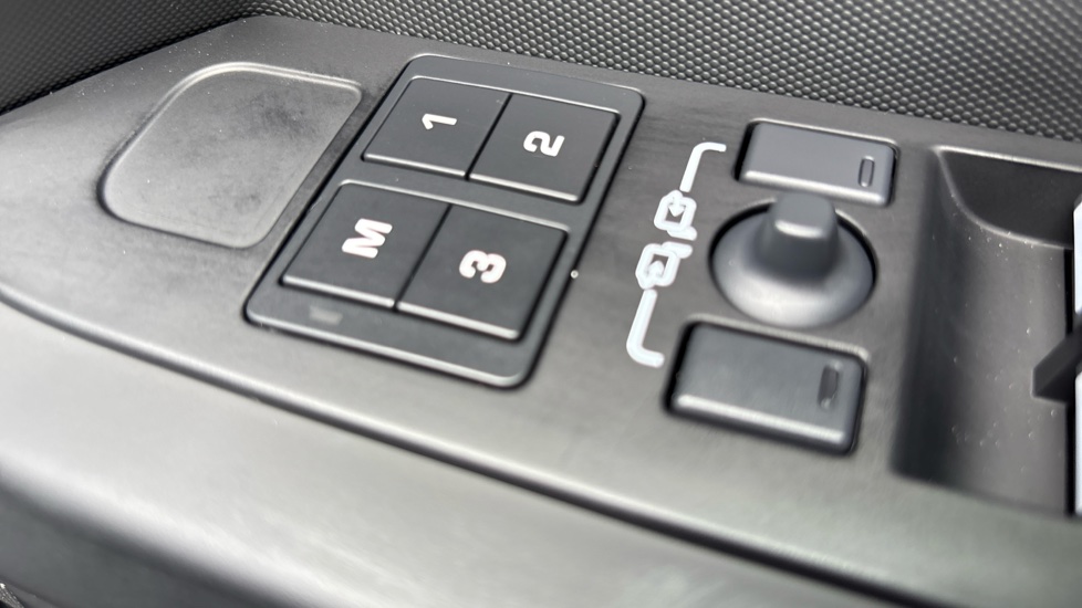 Land Rover Defender 3.0 D350 X-Dynamic HSE 110 5dr Auto Diesel Estate - Image 29