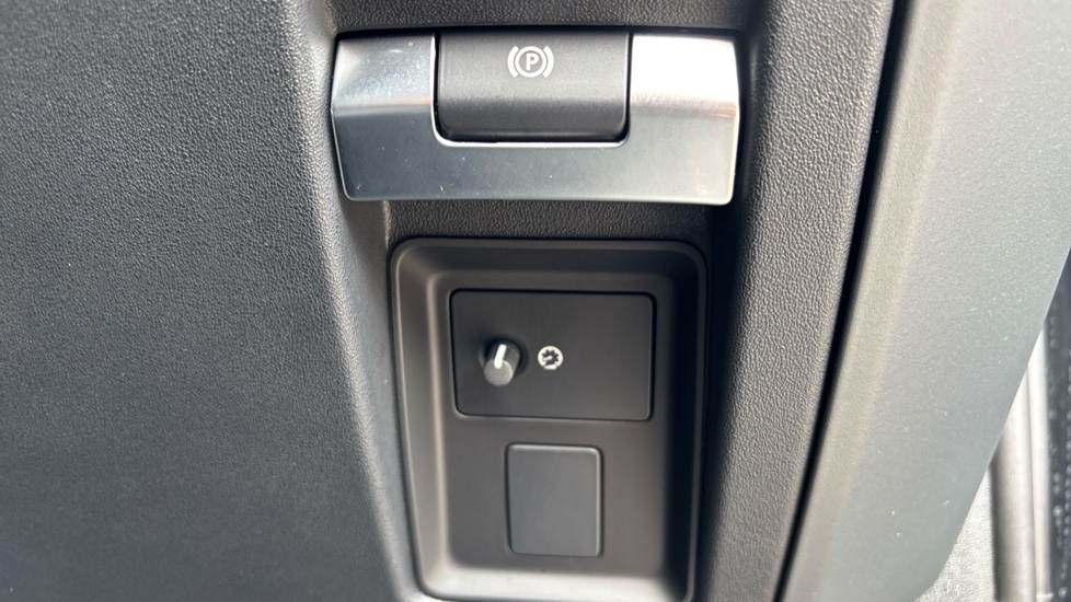 Land Rover Defender 3.0 D350 X-Dynamic HSE 110 5dr Auto Diesel Estate - Image 31