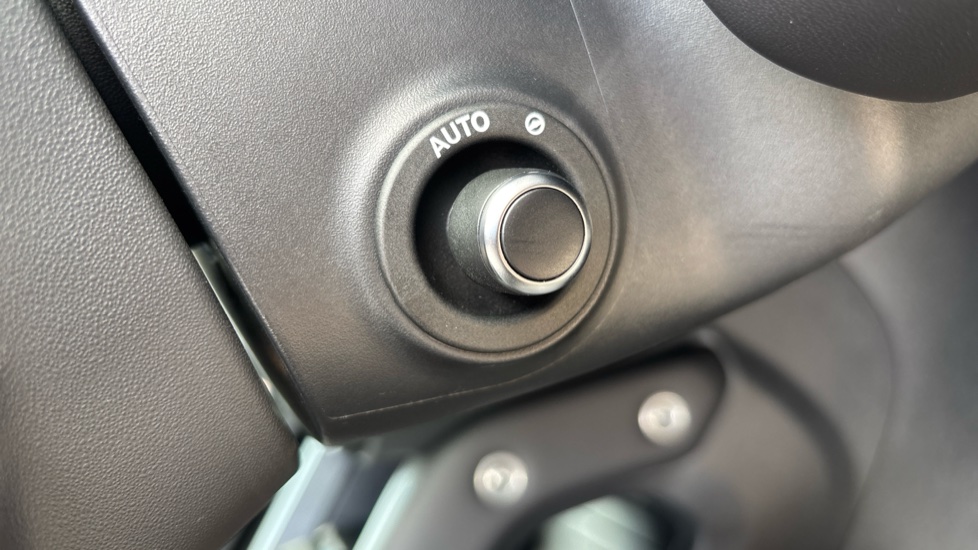 Land Rover Defender 3.0 D350 X-Dynamic HSE 110 5dr Auto Diesel Estate - Image 32