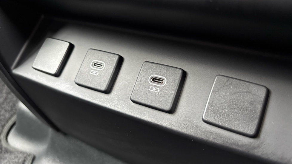 Land Rover Defender 3.0 D350 X-Dynamic HSE 110 5dr Auto Diesel Estate - Image 38