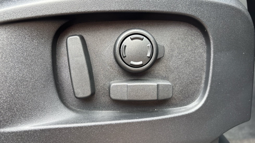 Land Rover Defender 3.0 D350 X-Dynamic HSE 110 5dr Auto Diesel Estate - Image 40