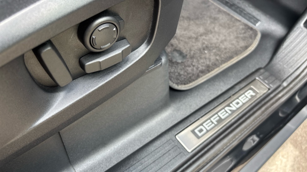 Land Rover Defender 3.0 D350 X-Dynamic HSE 110 5dr Auto Diesel Estate - Image 41