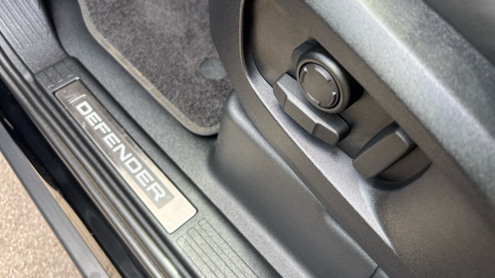 Land Rover Defender 3.0 D350 X-Dynamic HSE 110 5dr Auto Diesel Estate - Image 45
