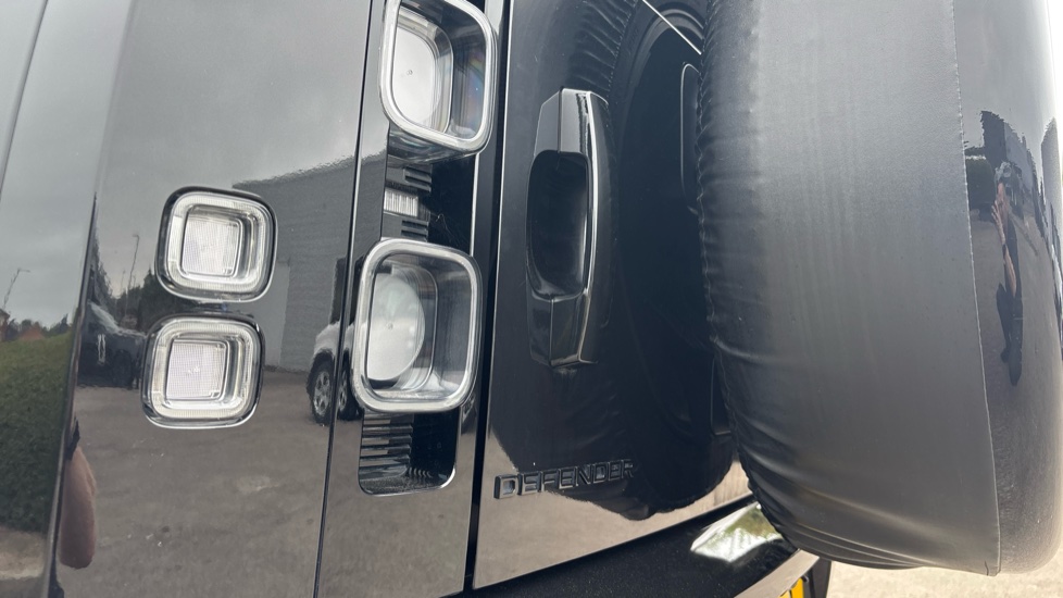 Land Rover Defender 5.0 P525 V8 90 3dr Auto Petrol Estate - Image 19