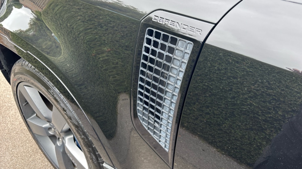 Land Rover Defender 5.0 P525 V8 90 3dr Auto Petrol Estate - Image 20