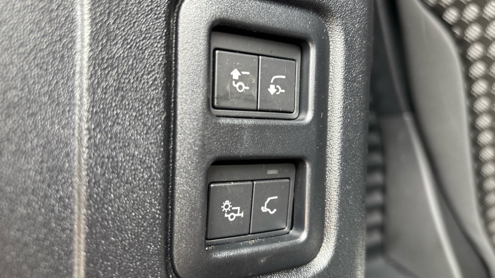 Land Rover Defender 5.0 P525 V8 90 3dr Auto Petrol Estate - Image 25