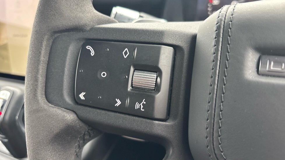 Land Rover Defender 5.0 P525 V8 90 3dr Auto Petrol Estate - Image 26