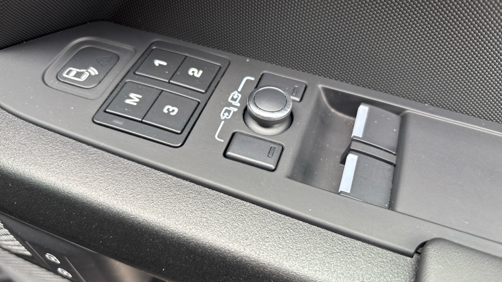 Land Rover Defender 5.0 P525 V8 90 3dr Auto Petrol Estate - Image 28