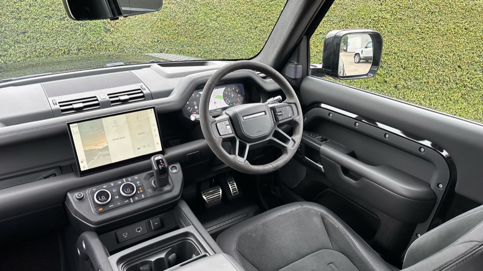Land Rover Defender 5.0 P525 V8 90 3dr Auto Petrol Estate - Image 34