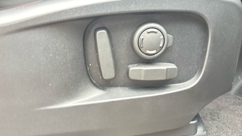 Land Rover Defender 5.0 P525 V8 90 3dr Auto Petrol Estate - Image 39