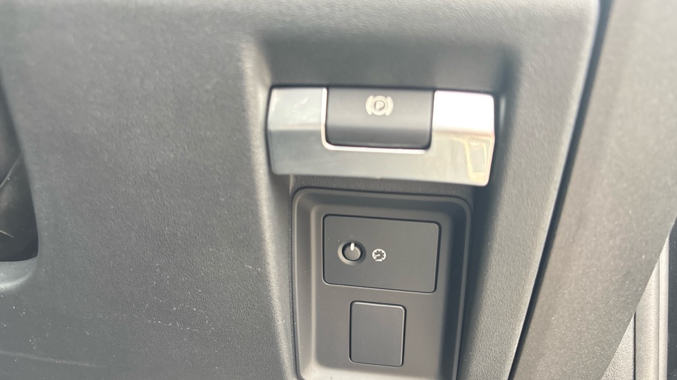Land Rover Defender 5.0 P525 V8 90 3dr Auto Petrol Estate - Image 41