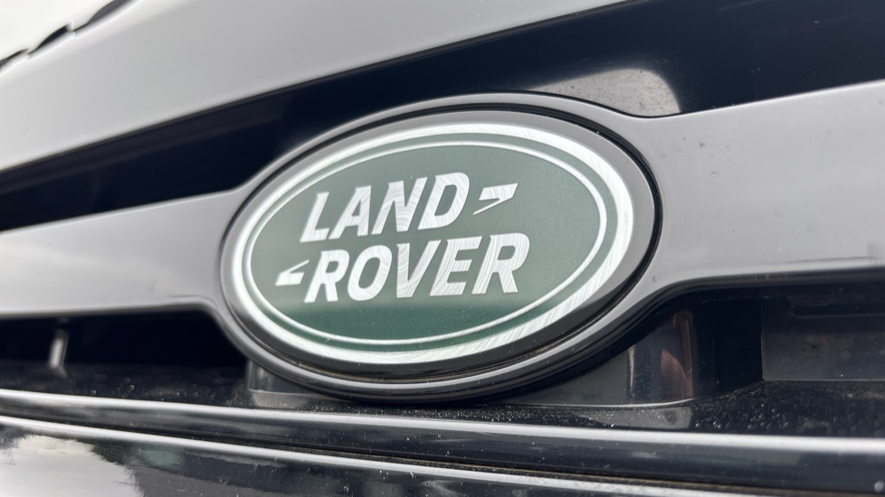 Land Rover Defender 5.0 P525 V8 90 3dr Auto Petrol Estate - Image 45
