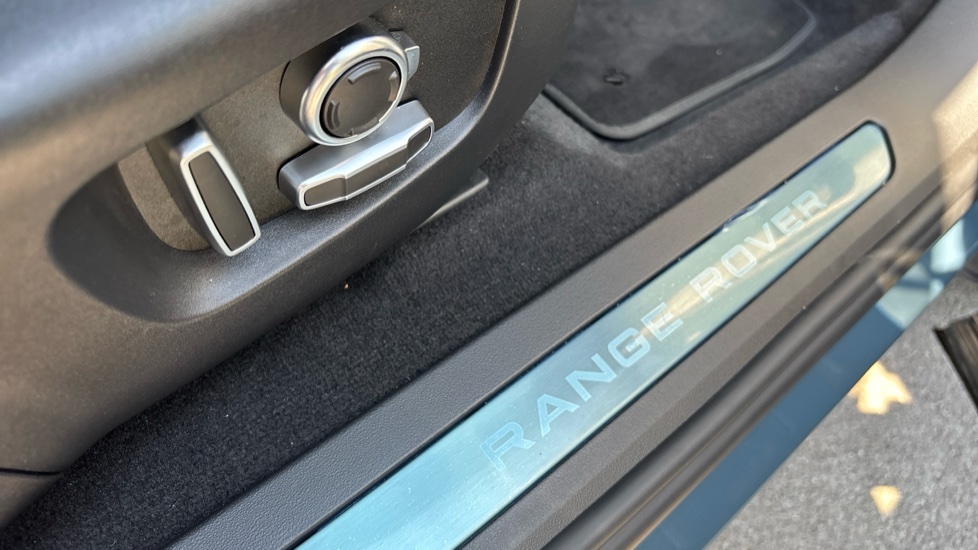 Land Rover Range Rover Evoque 2.0 D200 Autobiography 5dr Auto [Revised] Diesel Hatchback - Image 29