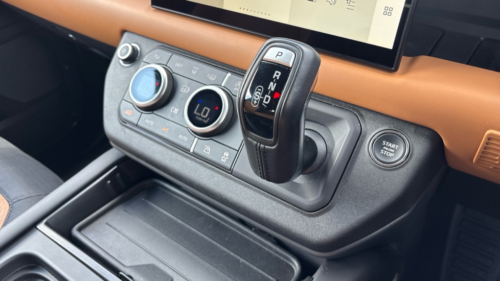 Land Rover Defender 3.0 D250 X-Dynamic HSE 90 3dr Auto Diesel Estate - Image 13
