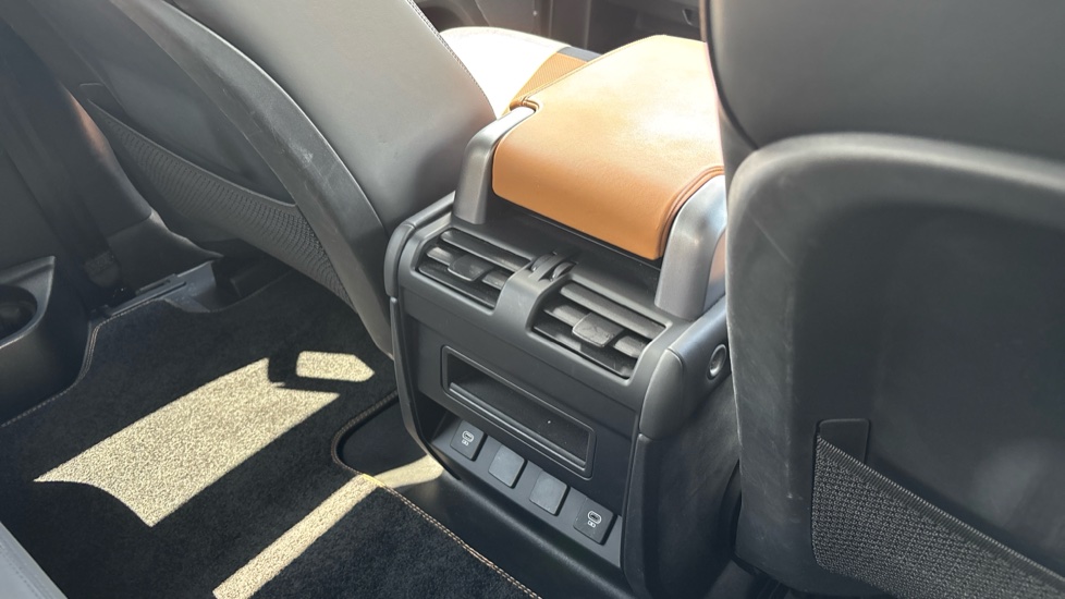 Land Rover Defender 3.0 D250 X-Dynamic HSE 90 3dr Auto Diesel Estate - Image 18