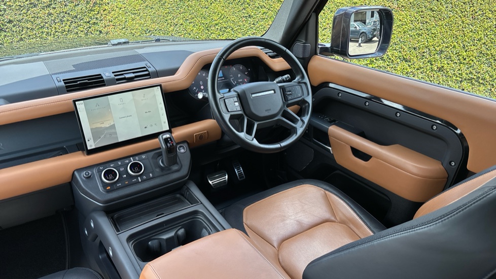 Land Rover Defender 3.0 D250 X-Dynamic HSE 90 3dr Auto Diesel Estate - Image 25