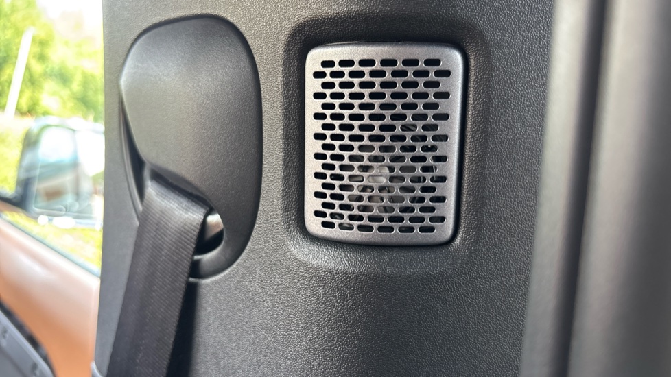 Land Rover Defender 3.0 D250 X-Dynamic HSE 90 3dr Auto Diesel Estate - Image 30
