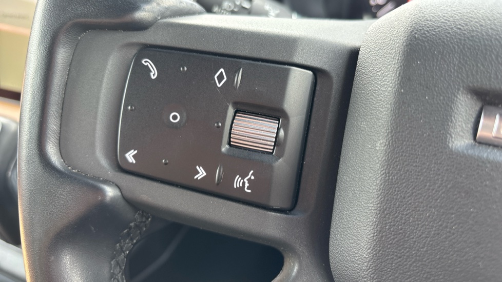 Land Rover Defender 3.0 D250 X-Dynamic HSE 90 3dr Auto Diesel Estate - Image 35