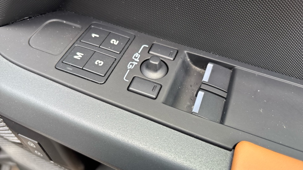 Land Rover Defender 3.0 D250 X-Dynamic HSE 90 3dr Auto Diesel Estate - Image 48
