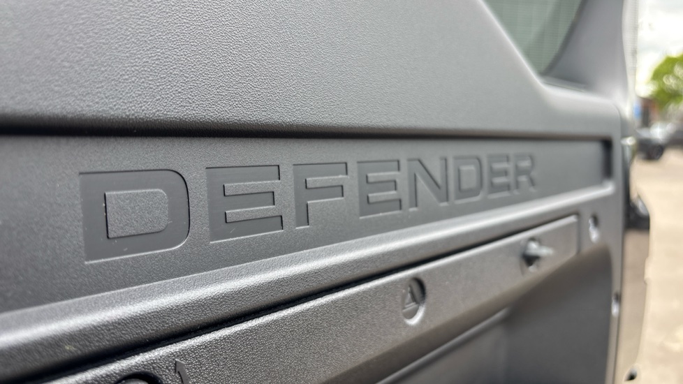 Land Rover Defender 90 Diesel 3.0 D250 Hard Top SE Auto - Image 23