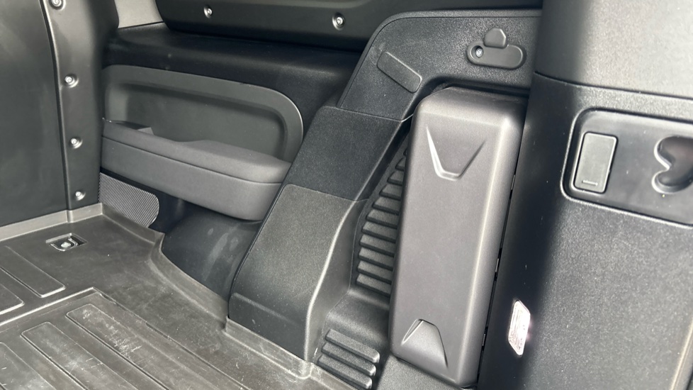 Land Rover Defender 90 Diesel 3.0 D250 Hard Top SE Auto - Image 26