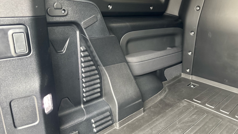 Land Rover Defender 90 Diesel 3.0 D250 Hard Top SE Auto - Image 27