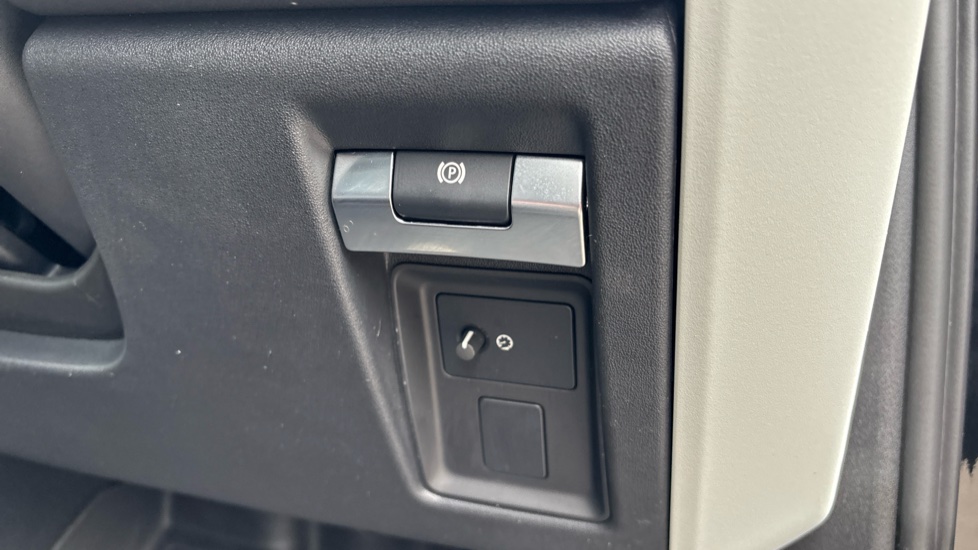 Land Rover Defender 90 Diesel 3.0 D250 Hard Top SE Auto - Image 38