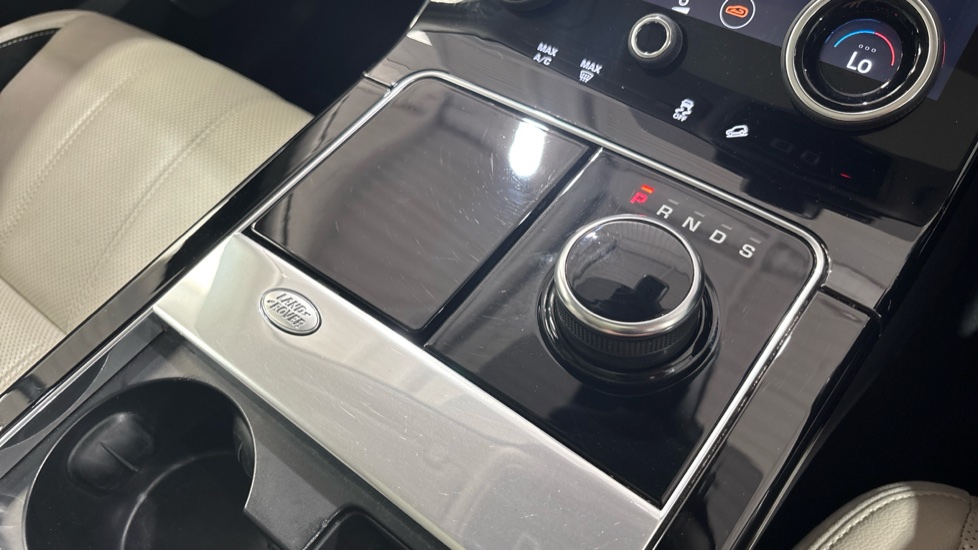 Land Rover Range Rover Velar 2.0 D240 R-Dynamic SE 5dr Auto Diesel Estate - Image 13