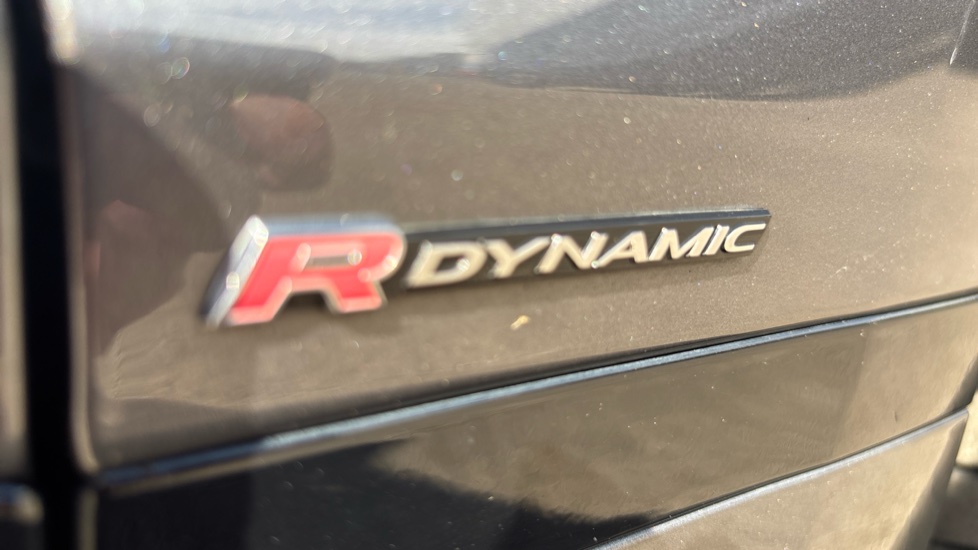 Land Rover Range Rover Velar 2.0 D240 R-Dynamic SE 5dr Auto Diesel Estate - Image 34