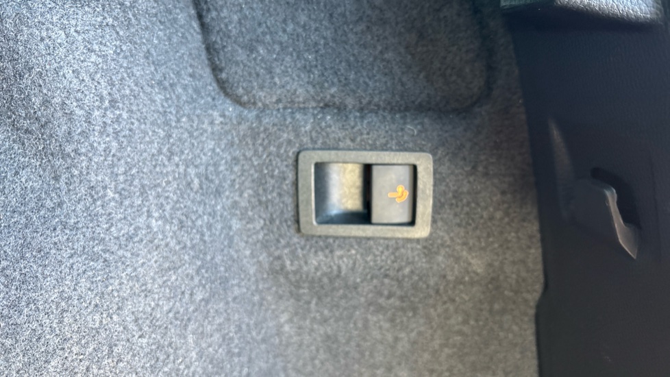 Skoda Karoq 1.5 TSI Edition 5dr DSG Petrol Estate - Image 30